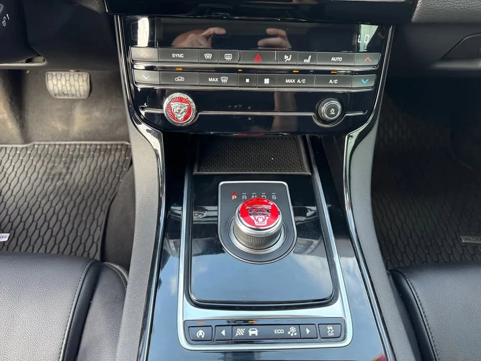 2017 Jaguar XE - Image 17 of 20