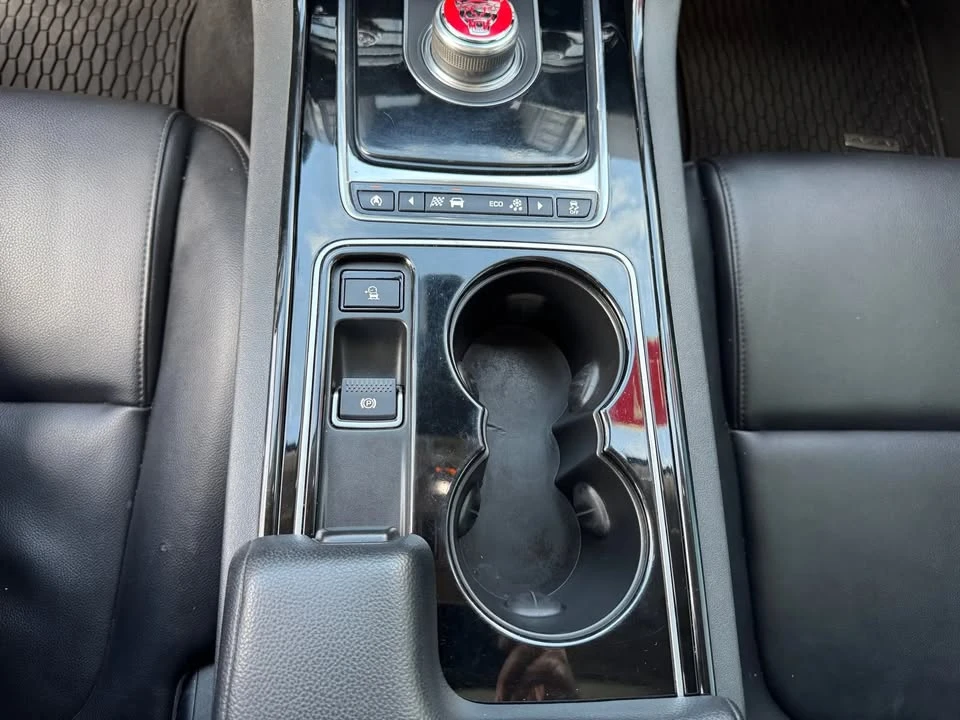 2017 Jaguar XE - Image 18 of 20