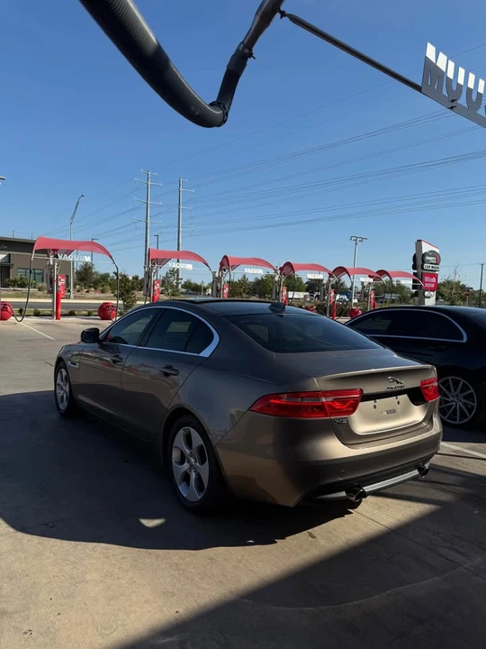 2017 Jaguar XE - Image 2 of 8