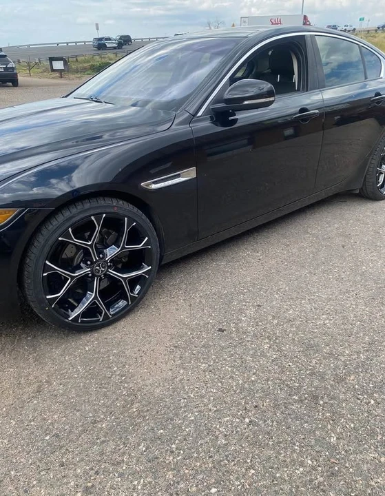2017 Jaguar XE - Image 4 of 10
