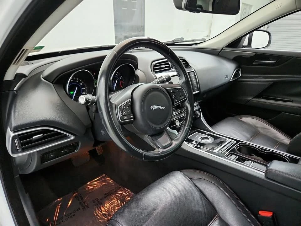 2017 Jaguar XE - Image 12 of 19