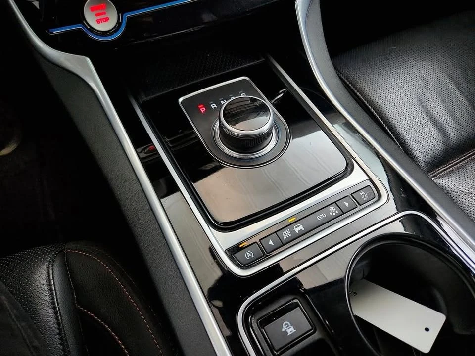 2017 Jaguar XE - Image 17 of 19