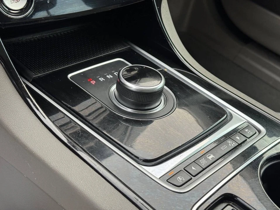 2017 Jaguar XE - Image 18 of 20