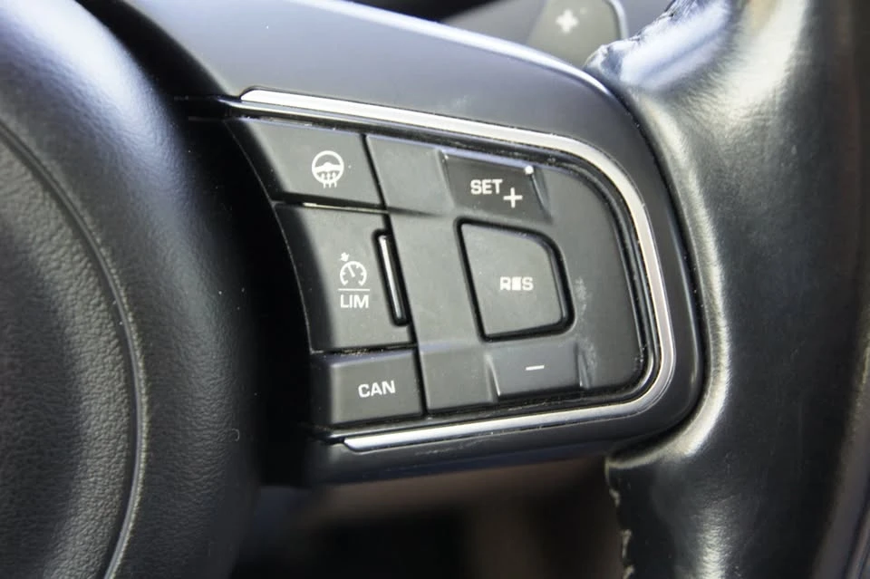2017 Jaguar XE - Image 17 of 20
