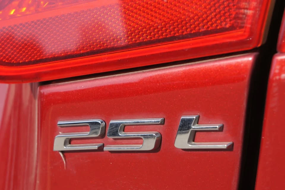 2017 Jaguar XE - Image 9 of 20