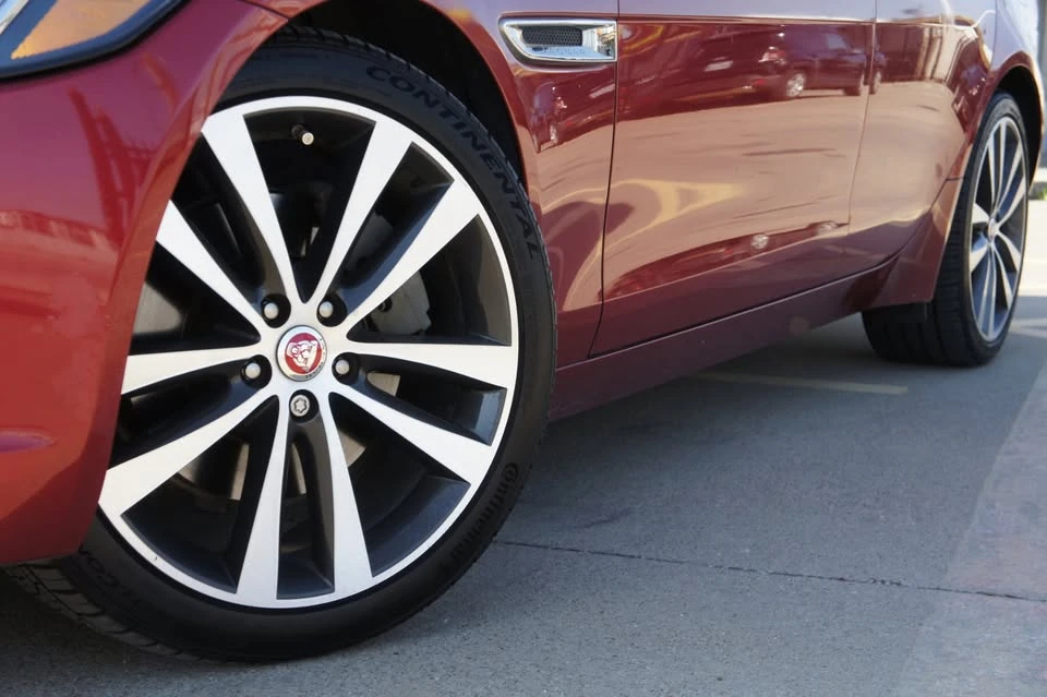 2017 Jaguar XE - Image 7 of 20