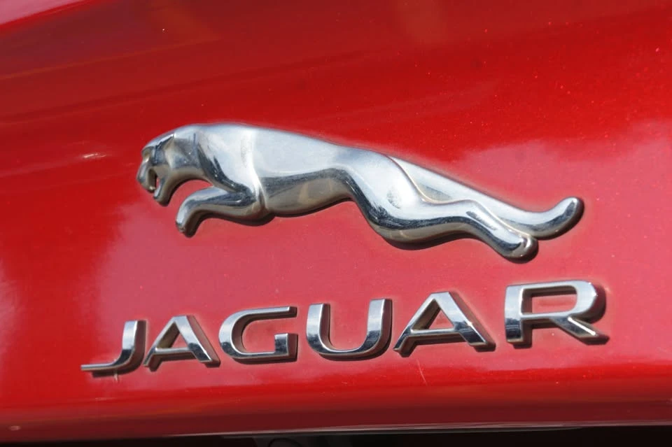 2017 Jaguar XE - Image 8 of 20