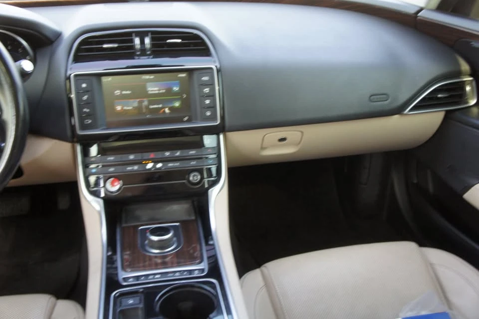 2017 Jaguar XE - Image 13 of 20