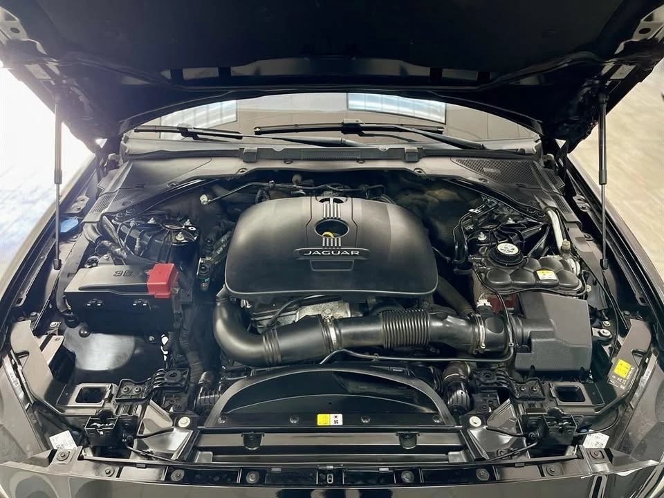 2017 Jaguar XE - Image 18 of 18