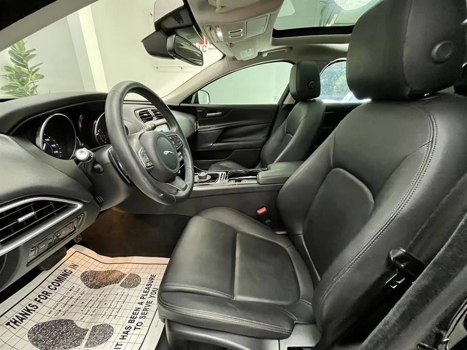 2017 Jaguar XE - Image 7 of 18