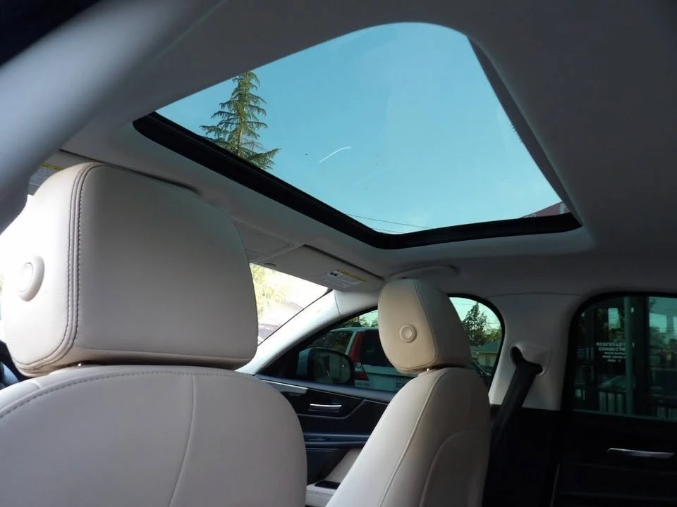 2017 Jaguar XE - Image 10 of 16