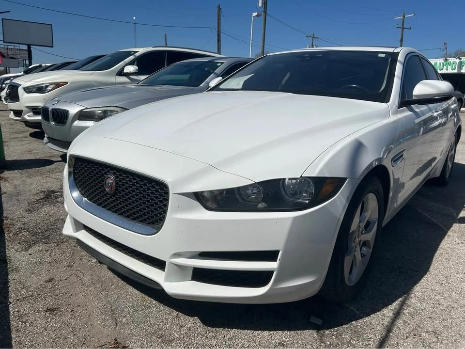 2017 Jaguar XE - Image 3 of 5