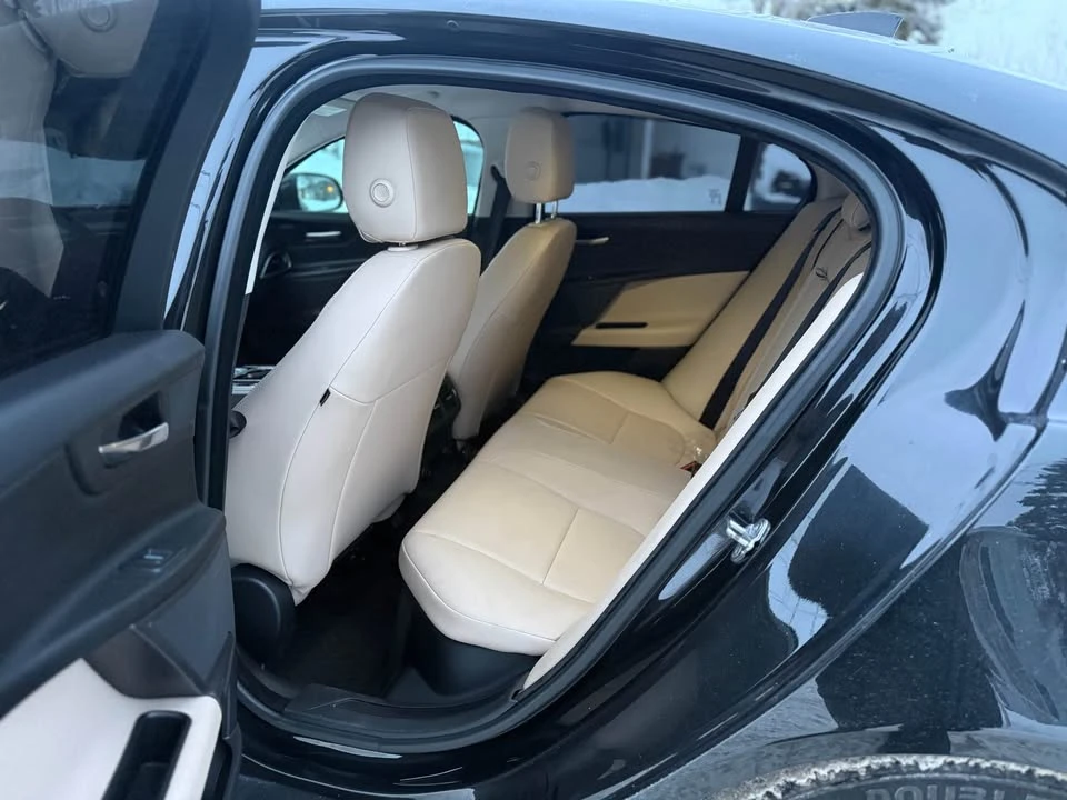 2017 Jaguar XE - Image 7 of 20