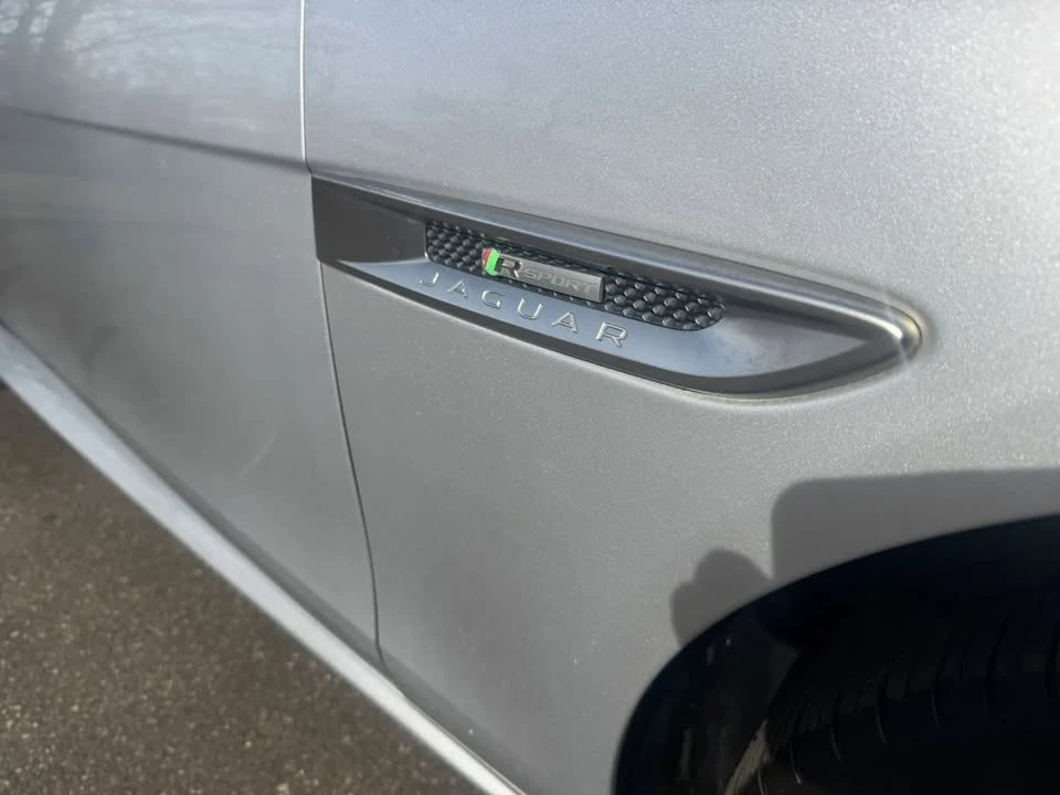 2017 Jaguar XE - Image 17 of 20