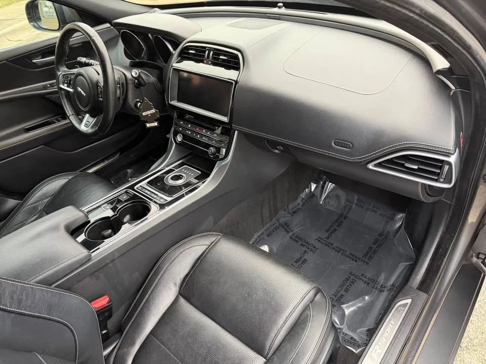 2017 Jaguar XE - Image 10 of 19