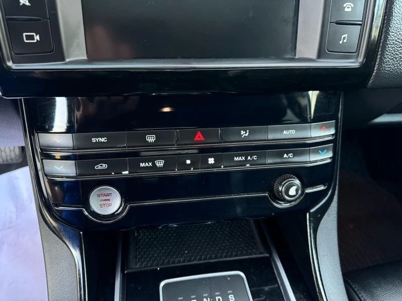 2017 Jaguar XE - Image 13 of 20