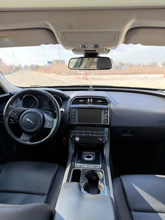 2017 Jaguar XE - Image 6 of 11