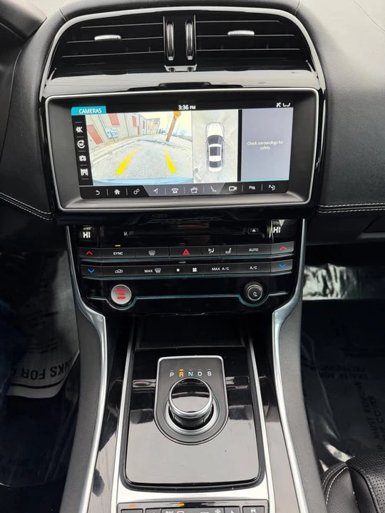 2017 Jaguar XE - Image 14 of 19