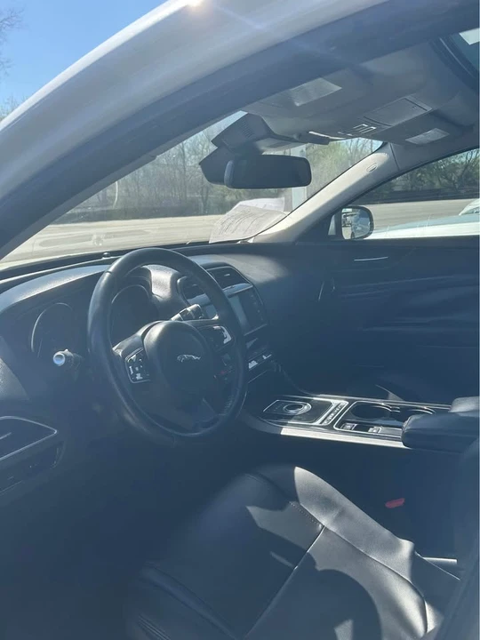 2017 Jaguar XE - Image 4 of 5