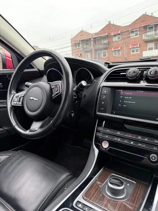 2017 Jaguar XE - Image 10 of 12