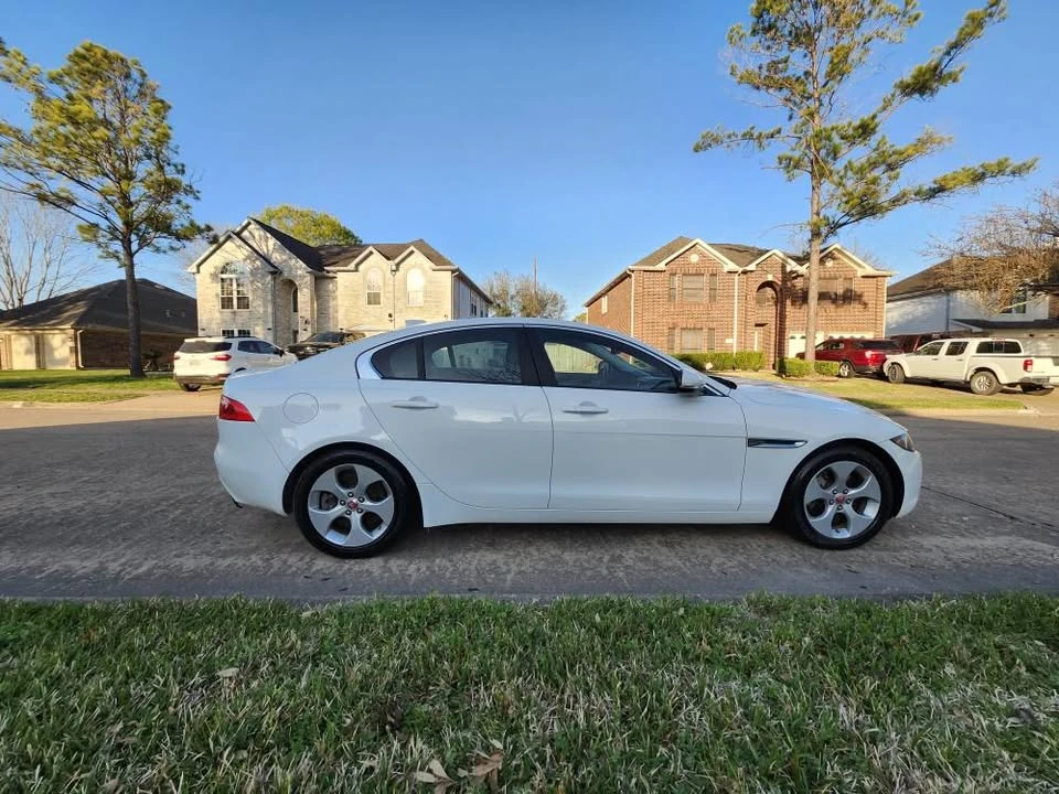 2017 Jaguar XE - Image 5 of 20