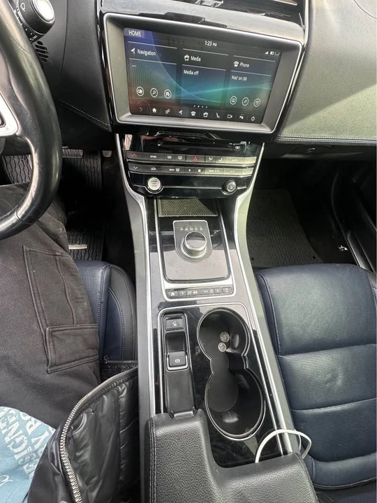 2017 Jaguar XE - Image 15 of 18