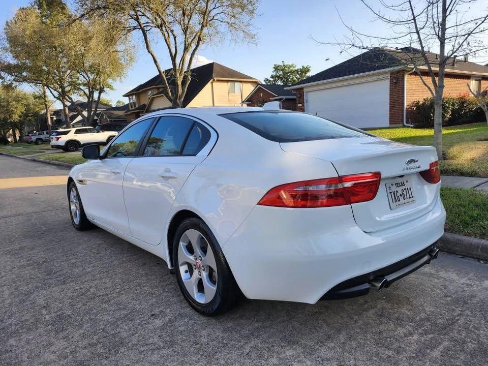 2017 Jaguar XE - Image 9 of 20