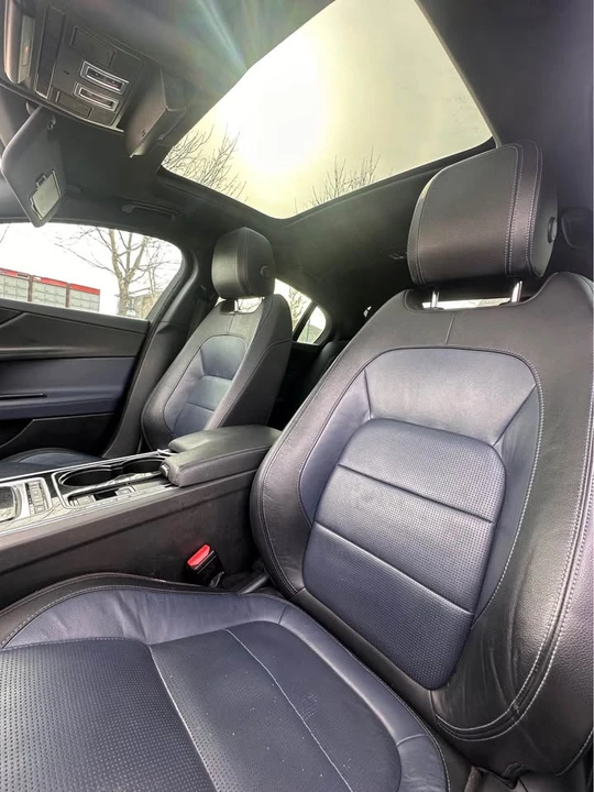 2017 Jaguar XE - Image 14 of 18