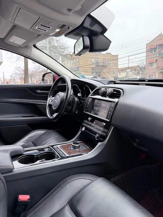 2017 Jaguar XE - Image 9 of 12