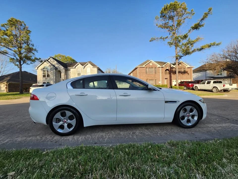 2017 Jaguar XE - Image 7 of 20