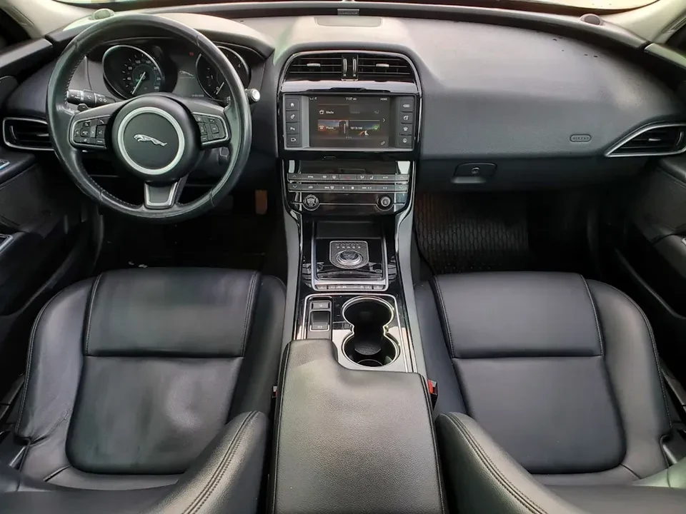 2017 Jaguar XE - Image 5 of 8