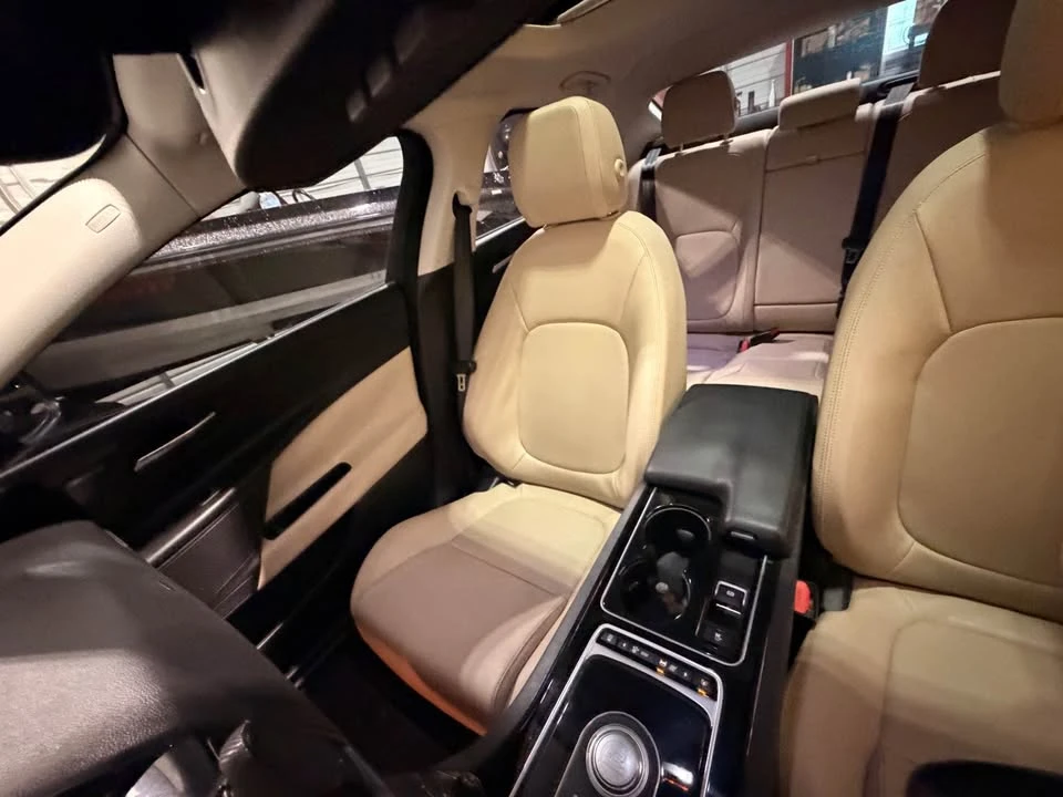 2017 Jaguar XE - Image 9 of 12