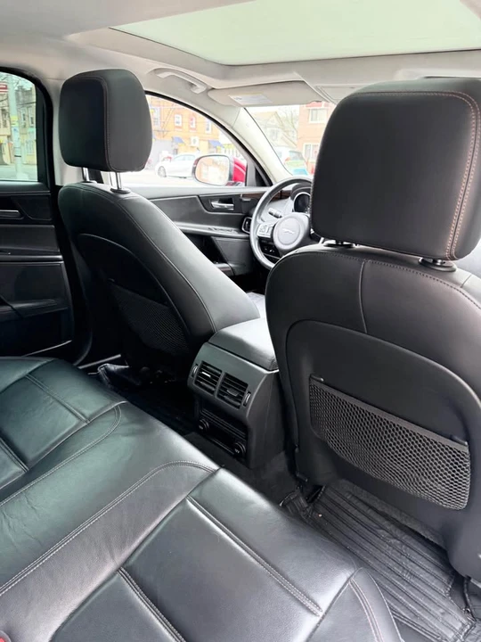 2017 Jaguar XE - Image 7 of 12