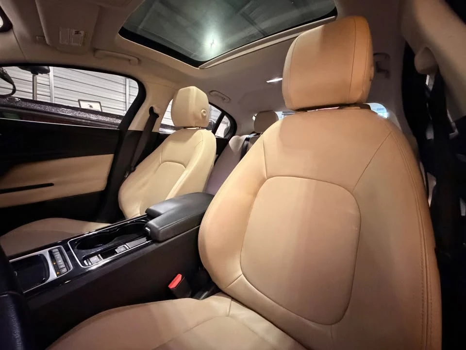 2017 Jaguar XE - Image 8 of 12
