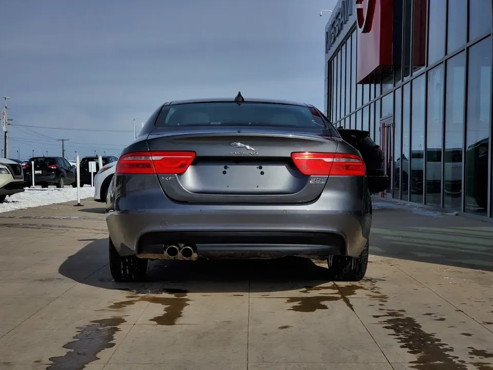 2017 Jaguar XE - Image 4 of 8