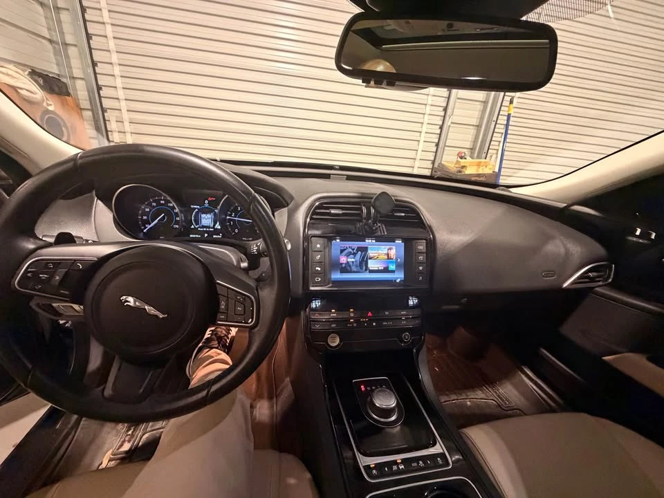 2017 Jaguar XE - Image 10 of 12