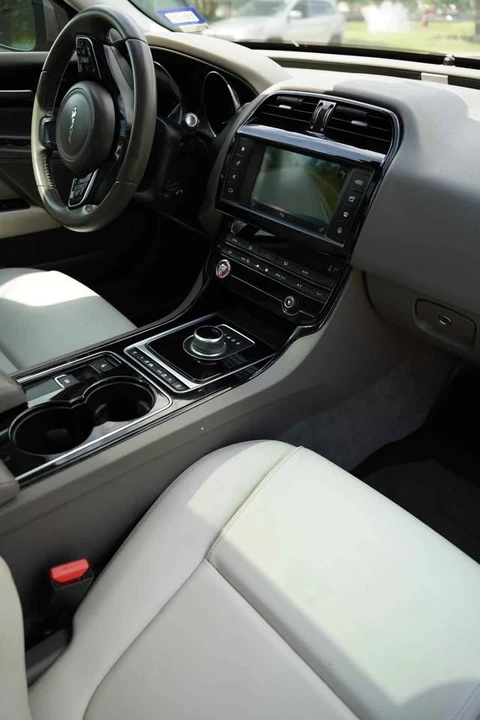 2017 Jaguar XE - Image 8 of 10