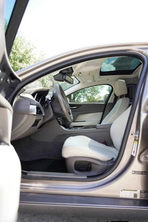2017 Jaguar XE - Image 9 of 10