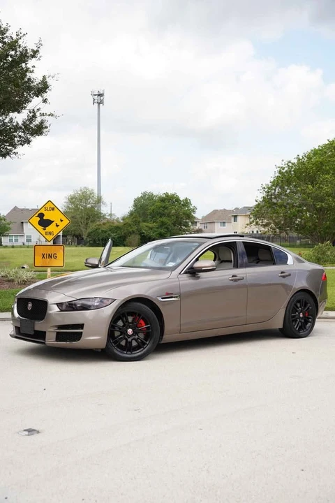 2017 Jaguar XE - Image 6 of 10