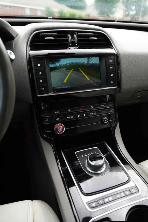 2017 Jaguar XE - Image 7 of 10