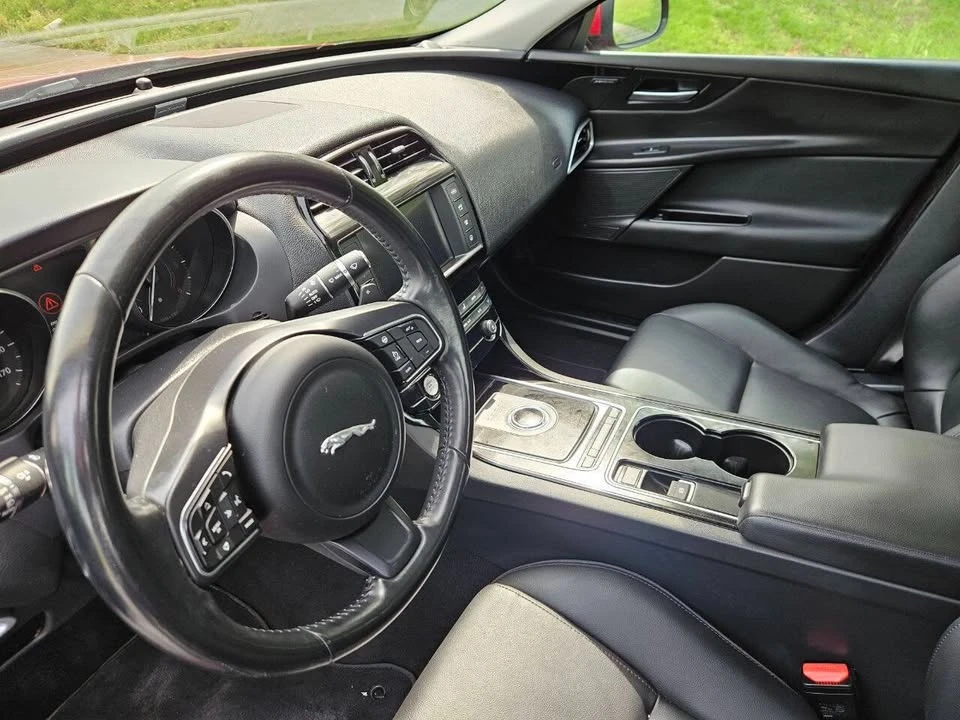 2017 Jaguar XE - Image 11 of 20