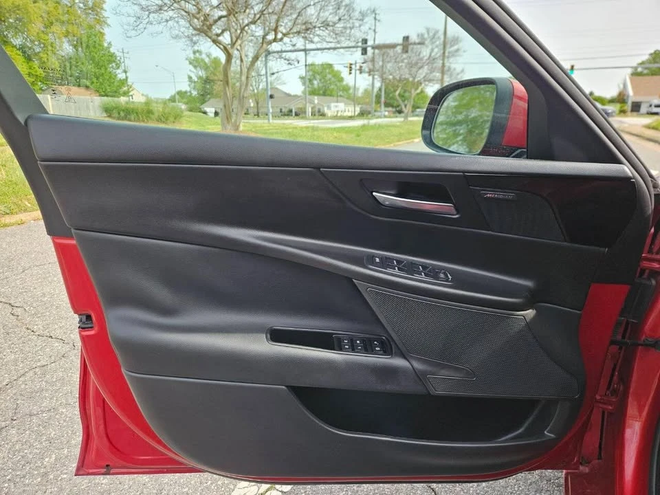 2017 Jaguar XE - Image 13 of 20