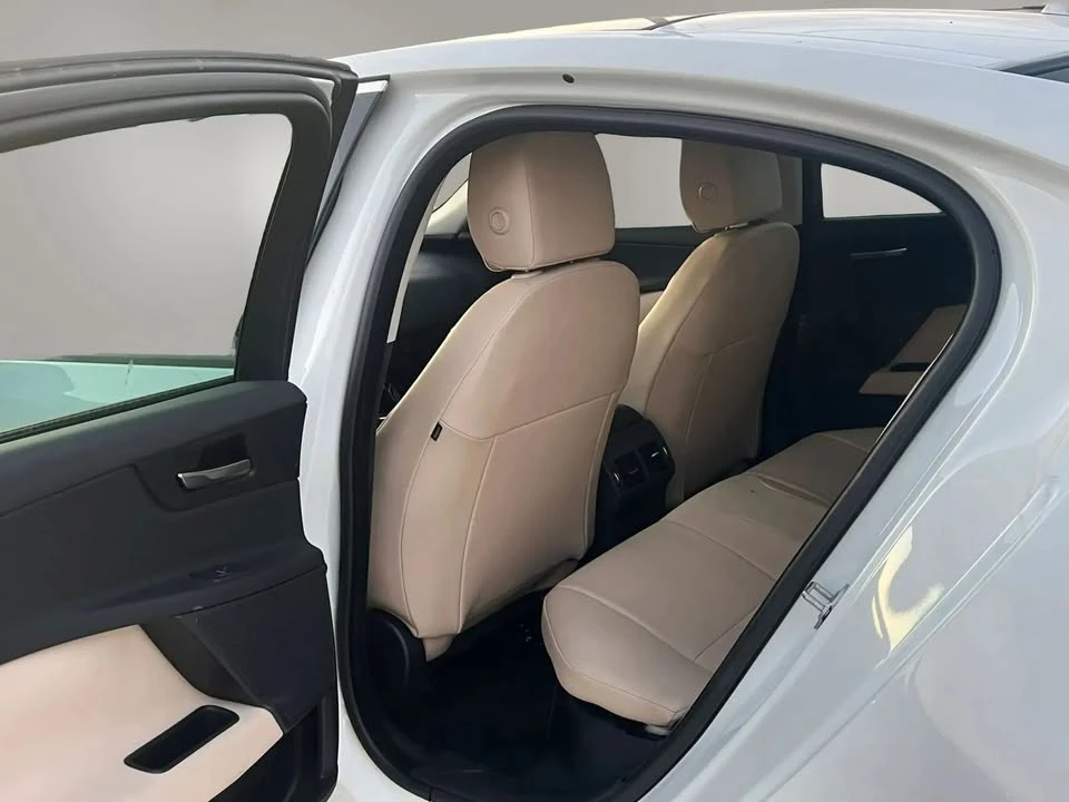 2017 Jaguar XE - Image 15 of 20