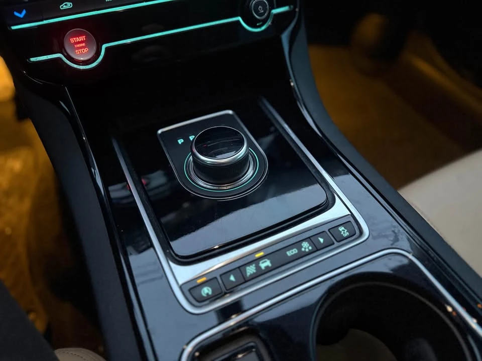 2017 Jaguar XE - Image 17 of 20