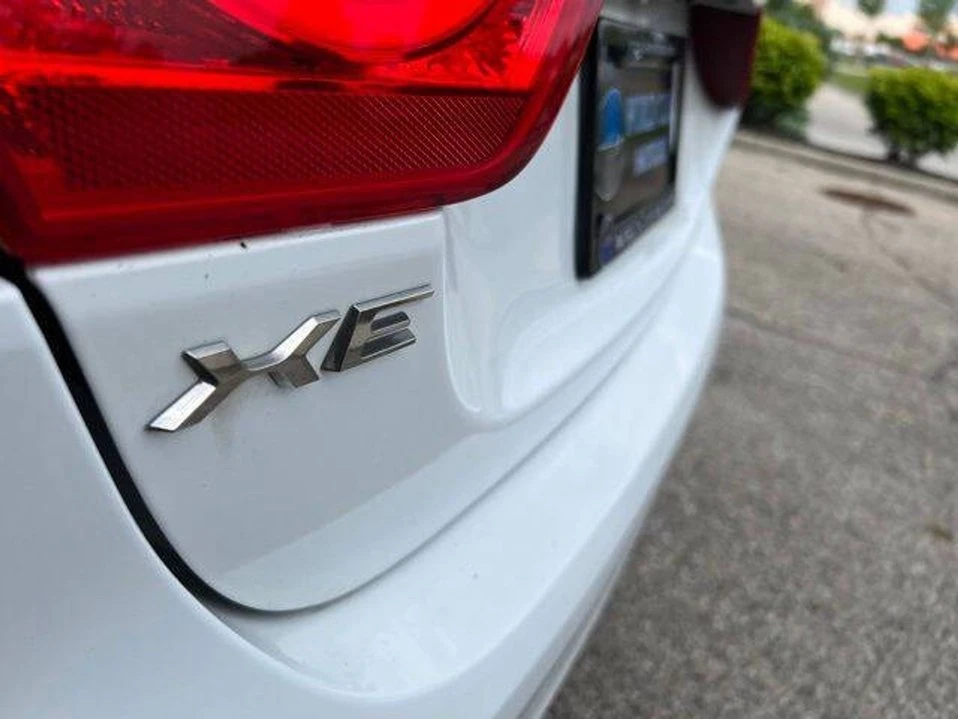2017 Jaguar XE - Image 13 of 20