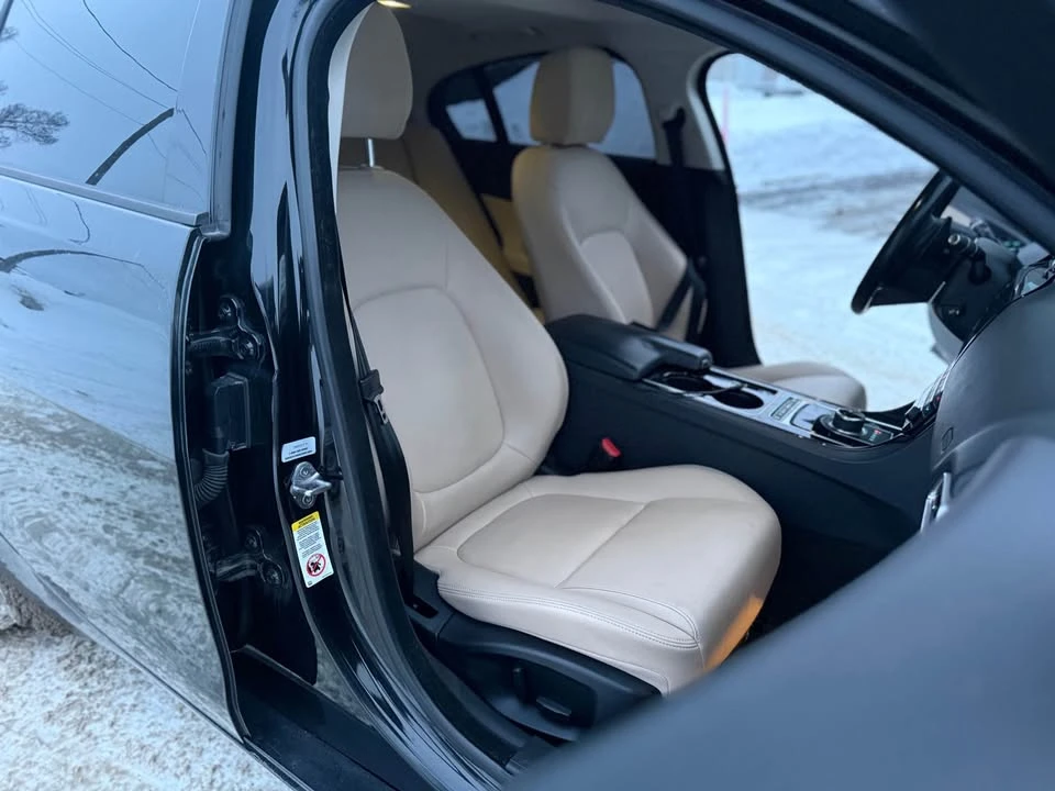 2017 Jaguar XE - Image 12 of 20