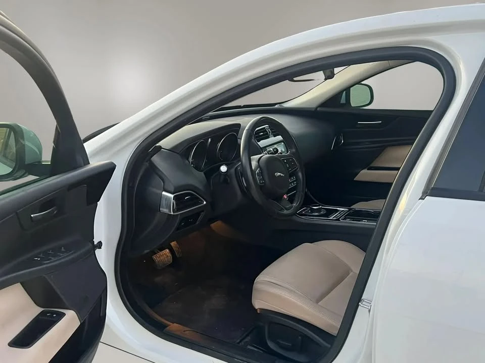 2017 Jaguar XE - Image 13 of 20