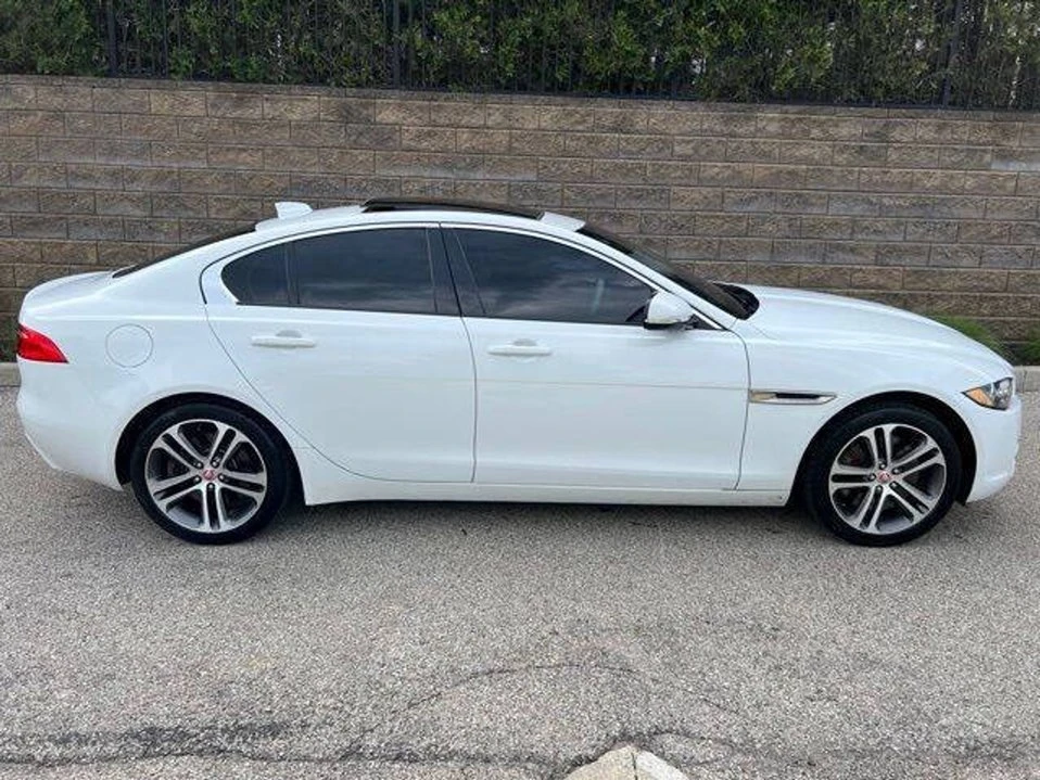 2017 Jaguar XE - Image 7 of 20