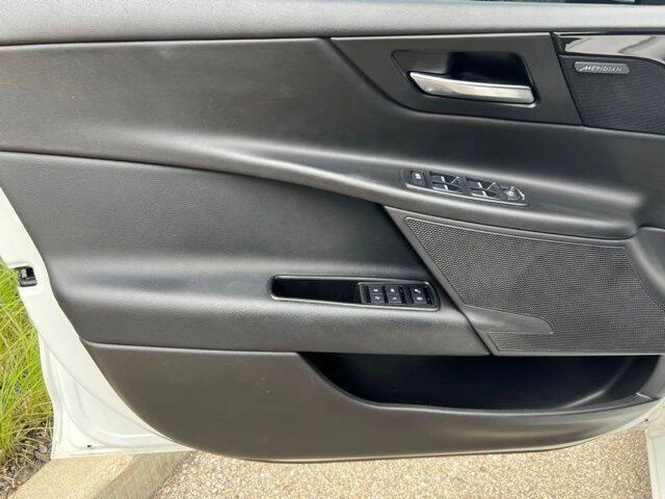 2017 Jaguar XE - Image 16 of 20