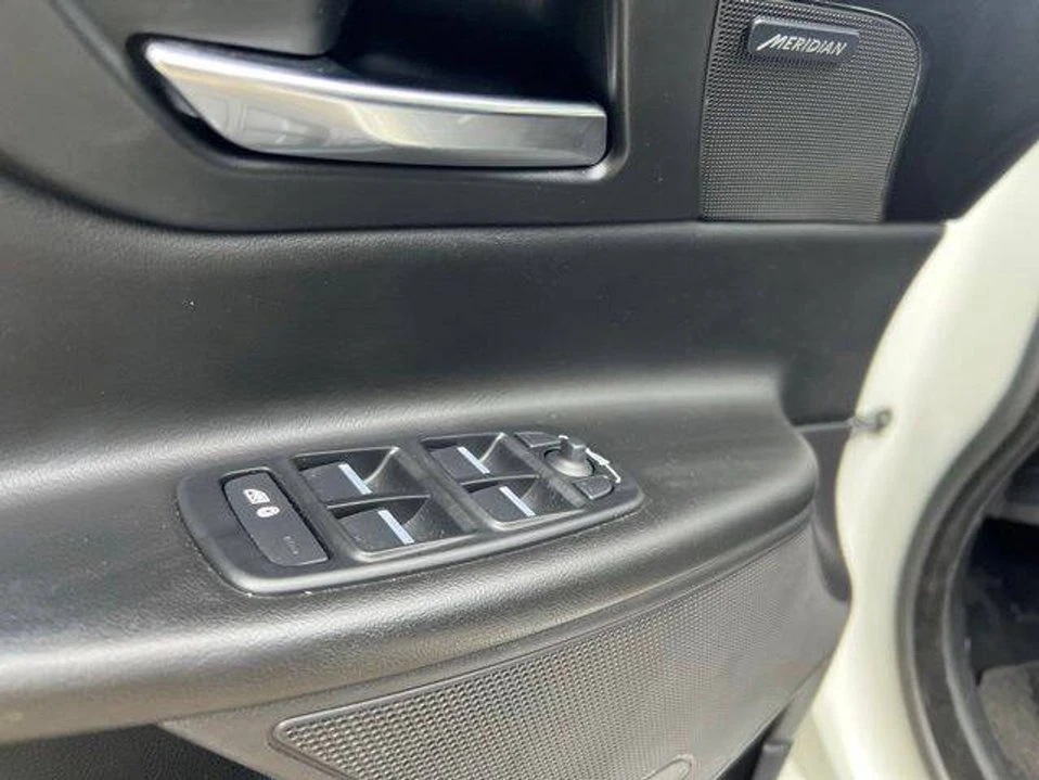 2017 Jaguar XE - Image 17 of 20